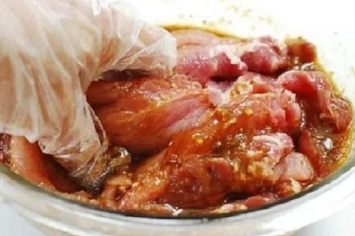 Ướp thịt chỉ bỏ muối hay đường thôi chưa đủ: Làm theo cách này giúp thịt mềm, đậm vị ăn không ngán