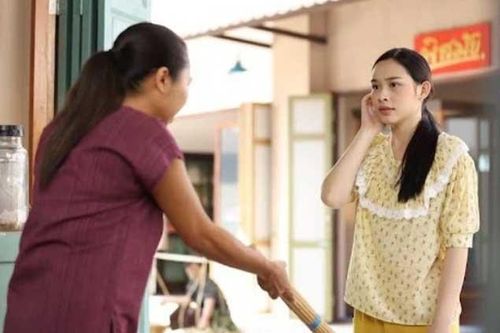 Đến nhà thông gia, thấy con gái hì hục lau nhà mà tôi mừng rơi nước mắt