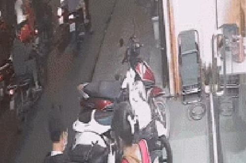 Ô tô đâm hàng loạt xe máy dừng chờ đèn đỏ, nữ tài xế mắc lỗi đáng trách