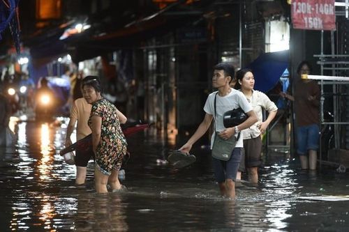 Mưa lớn khiến nhiều tuyến đường Hà Nội ngập nặng, người dân chật vật di chuyển
