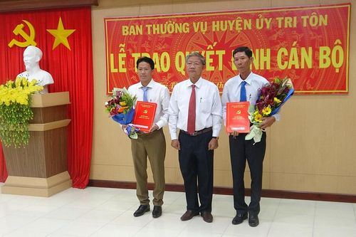 Thêm 3 cán bộ huyện Tri Tôn nhận nhiệm vụ mới