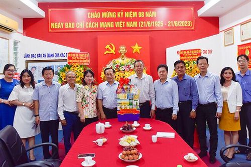 Phó Bí thư Thường trực Tỉnh ủy, Chủ tịch HĐND tỉnh An Giang Lê Văn Nưng thăm, chúc mừng Ngày Báo chí Cách mạng Việt Nam 21/6