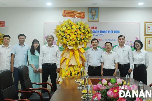 Chủ tịch nước Võ Văn Thưởng gửi tặng lẵng hoa chúc mừng Báo Đà Nẵng nhân kỷ niệm 98 năm ngày Báo chí Cách mạng Việt Nam