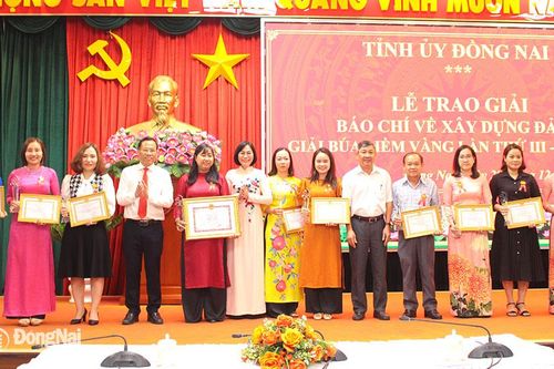 Mắt sáng, lòng trong, bút sắc…