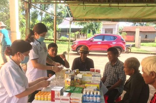 Khám bệnh, cấp thuốc cho người dân xã Ia Chía