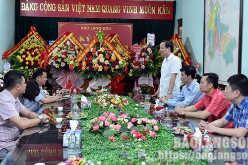 Đoàn công tác của tỉnh thăm, chúc mừng các cơ quan báo chí