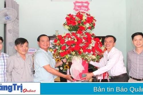 Chủ tịch UBND tỉnh Võ Văn Hưng chúc mừng Văn phòng đại diện Báo Nhân Dân tại Quảng Trị nhân Ngày Báo chí cách mạng Việt Nam 21/6