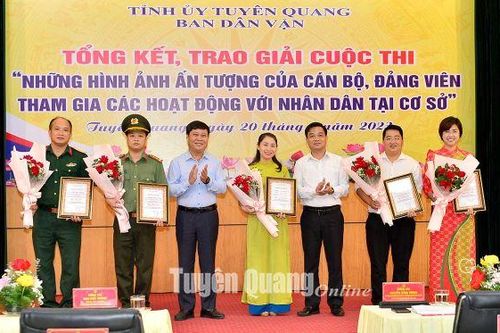 Trao giải cuộc thi ảnh 'Những hình ảnh ấn tượng của cán bộ, đảng viên tham gia các hoạt động với nhân dân tại cơ sở'