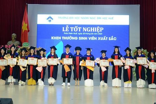 Hơn 960 sinh viên Trường đại học Ngoại ngữ tốt nghiệp ra trường