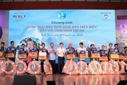 Cùng ngư dân thắp sáng đèn trên biển