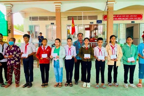 Nhóm Hữu Duyên Sài Gòn trao nhà, học bổng, quà ở Cà Mau, Bạc Liêu