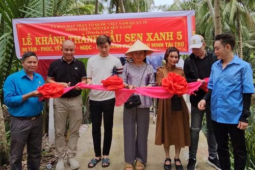 Nhóm thiện nguyện Sen Xanh bàn giao 6 cây cầu bê-tông và tặng 50 phần quà tại tỉnh Bến Tre