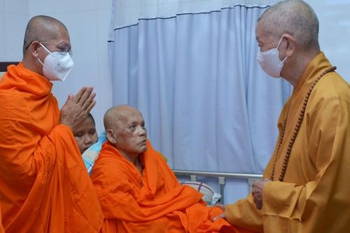 Đức Pháp chủ thăm Trưởng lão Hòa thượng Dương Nhơn tại Bệnh viện Đa khoa tỉnh Sóc Trăng