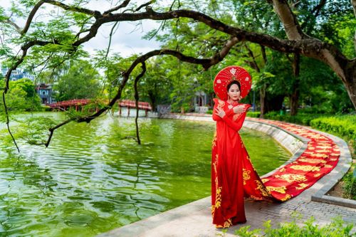 Áo dài 'Dấu ấn thời gian' của NTK Hoàng Ly xác lập kỷ lục Guiness Việt Nam