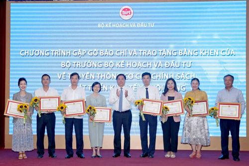 Bộ Kế hoạch và Đầu tư tôn vinh 50 tập thể, cá nhân tiêu biểu về truyền thông chính sách phát triển vùng