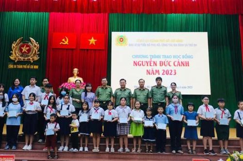 Công an TP Hồ Chí Minh tặng học bổng cho con CBCS khó khăn, hiếu học