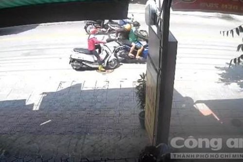 Clip nữ tiểu thương bị hai tên cướp giật chiếc túi đựng tiền