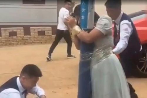 Phù dâu bị trói vào cột, đốt pháo dưới chân và những hủ tục của 'náo động phòng'