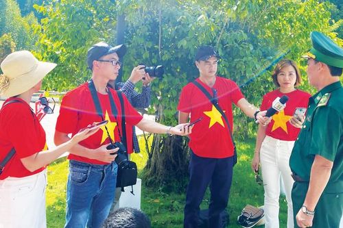 Đến với biên cương để thêm yêu Tổ quốc