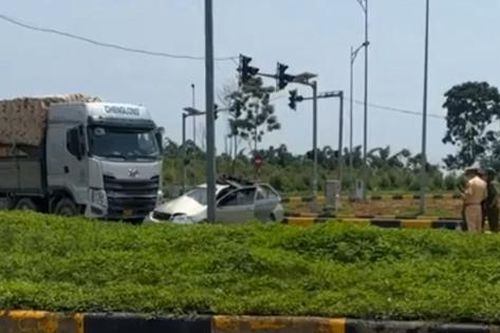 Xe tải va chạm với ô tô con làm 4 người thương vong