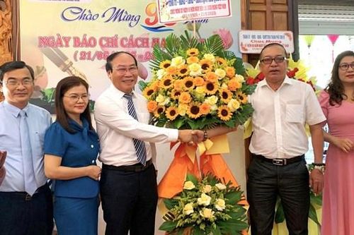 Lãnh đạo tỉnh Quảng Nam, Quảng Ngãi thăm, chúc mừng phóng viên Báo Đại Đoàn Kết
