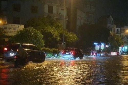 Nhiều tuyến đường ở thủ đô Hà Nội bị ngập do mưa lớn
