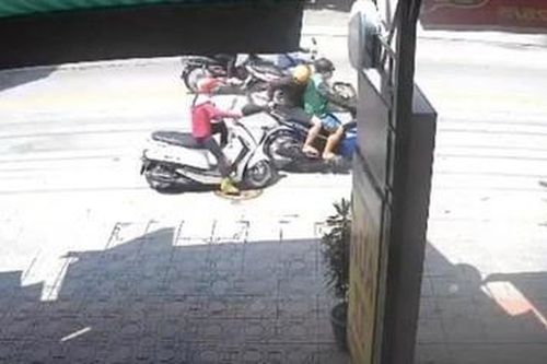 Nữ tiểu thương bị cướp giật chiếc túi đựng tiền