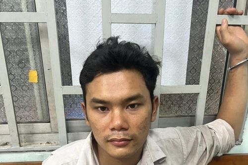 Tạm giữ nam thanh niên tàng trữ trái phép vũ khí quân dụng