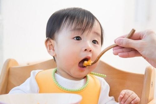 Sự thật việc cho trẻ ăn cơm sớm sẽ nhanh cứng cáp