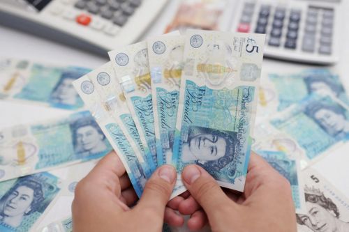 Nợ công của Anh vượt 100% GDP