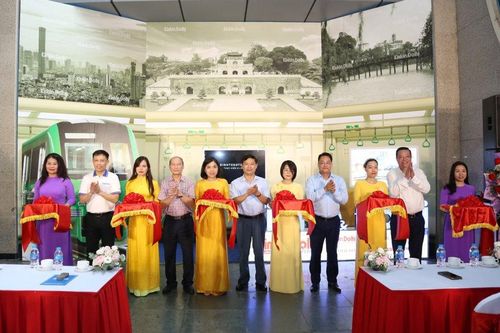 Khai trương điểm giới thiệu hệ sinh thái Báo Kinh tế & Đô thị tại nhà ga Cát Linh