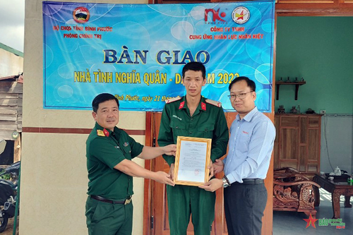 Bàn giao nhà 'Nghĩa tình quân-dân' tặng gia đình chiến sĩ hoàn cảnh khó khăn