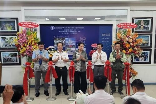 Khai mạc triển lãm ảnh 'Tuổi trẻ với Trường Sa'