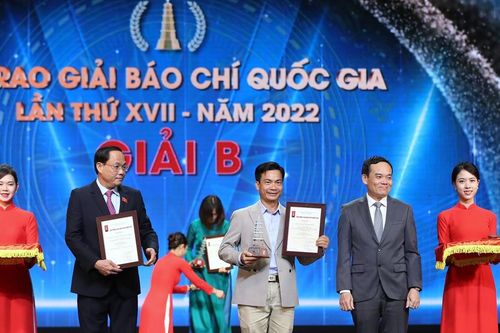Phải đặt lợi ích của Đảng, của Tổ quốc, của nhân dân và danh dự cá nhân lên từng trang viết