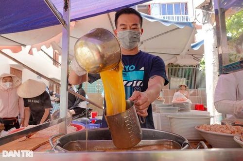 Bỏ việc lương 1.000 USD, chàng trai đi bán bánh canh cua vì... mẹ