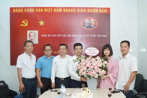 Lãnh đạo VUSTA chúc mừng Báo Tri thức và Cuộc sống nhân ngày 21/6