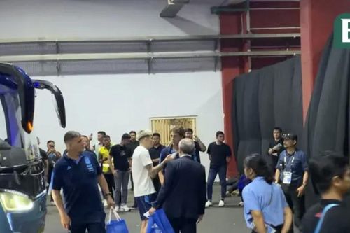 CĐV Indonesia chặn xe buýt tuyển Argentina, gọi tên Messi