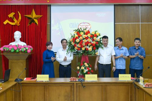 Bộ trưởng Nguyễn Kim Sơn chúc mừng Báo Giáo dục & Thời đại