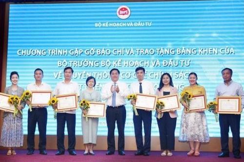 Báo Thế giới & Việt Nam nhận Bằng khen về Truyền thông cơ chế chính sách phát triển kinh tế-xã hội Vùng