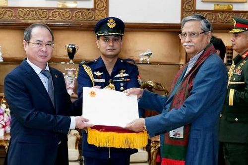 Đại sứ Nguyễn Mạnh Cường trình Thư ủy nhiệm lên Tổng thống Bangladesh