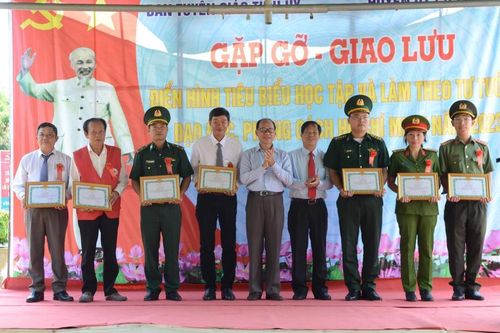 Tấm gương tiêu biểu học tập và làm theo Bác trên biên giới biển Vĩnh Châu