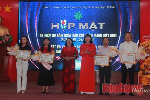 Hậu Giang trao giải cho các tác phẩm đạt giải Báo chí tỉnh lần thứ XIX năm 2023
