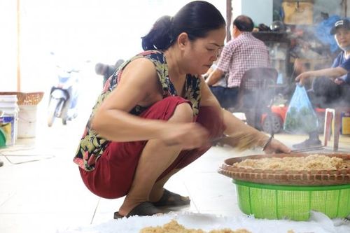 Người dân Phú Thượng (Hà Nội) tất bật làm cơm rượu nếp phục vụ Tết Đoan Ngọ