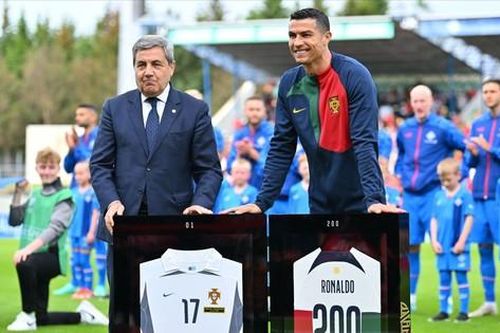 Ronaldo cán mốc vô tiền khoáng hậu, bỏ xa Messi