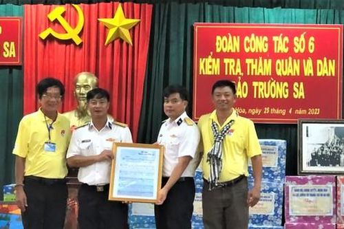 Viết và hát giữa trùng khơi