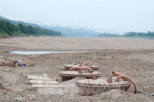 Cận cảnh trạm bơm khẩn cấp khi sông Đà cạn trơ đáy
