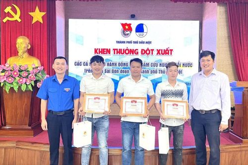 Khen thưởng đột xuất 3 thanh niên cứu sống 2 mẹ con người nước ngoài đuối nước