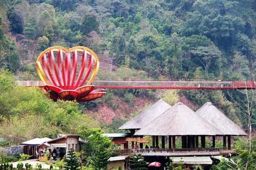 Chênh vênh cầu kính qua Bản Vặt