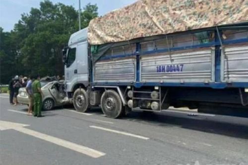 Ô tô con va chạm với xe tải, 4 người thương vong