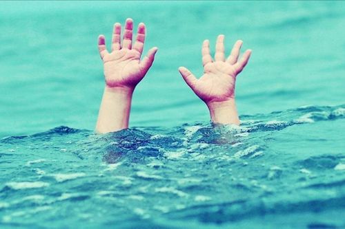 Cháu bé 1 tuổi đuối nước tử vong dưới ao